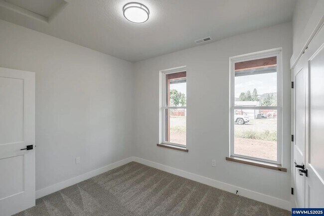 Building Photo - 4 Bedroom 2 Bath House