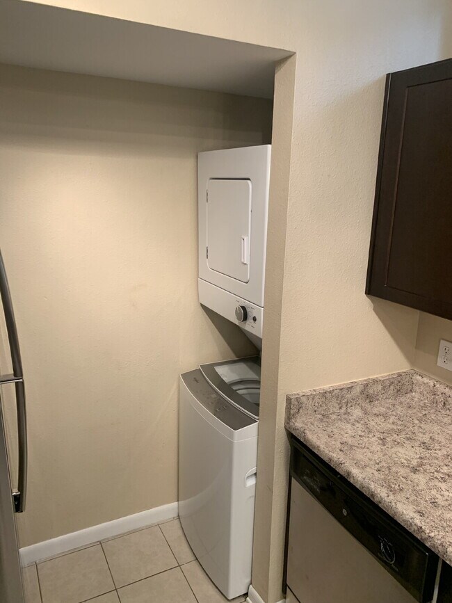 Building Photo - 2 Bedroom with Garage for Rent