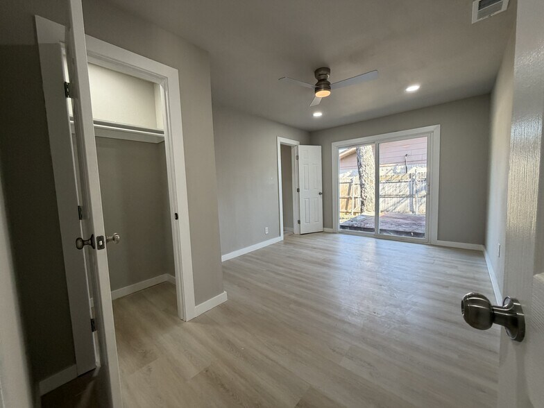 Building Photo - 404 Lowell Ln