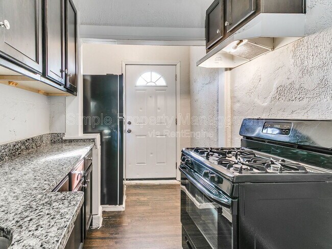 Building Photo - 946 East Dr