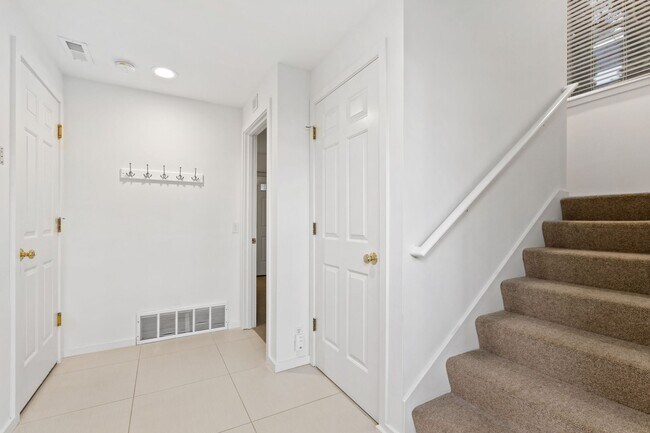 Building Photo - 3Bd/3Ba Seattle Townhome