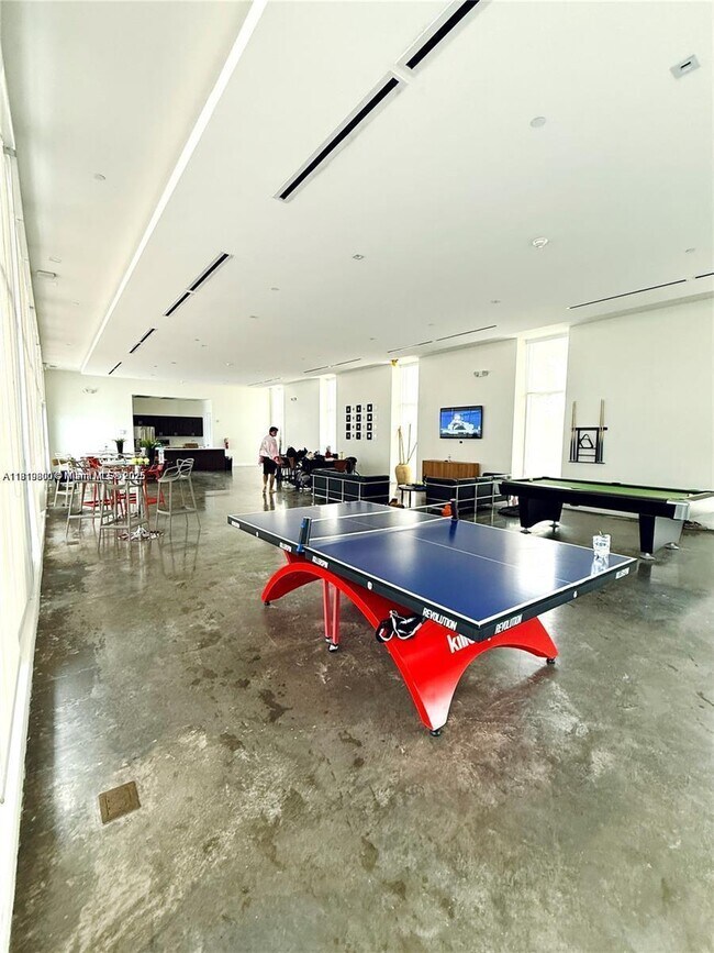 Building Photo - 15051 Royal Oaks Ln