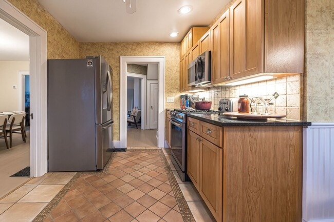 Building Photo - Quaint 4 bedroom Erie Home with Central Air & Garage Parking (Month to Month available)