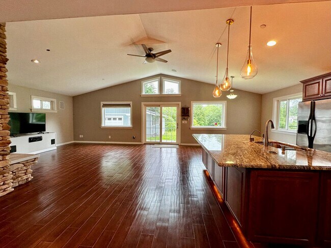Building Photo - Rare Kent Gem, 3 BR | 3 BA | 2 DEN | 0.41 ...