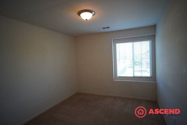 Building Photo - Stunning 4 Bed, 2.5 Bath Home with Pool Access | Southwest Bakersfield