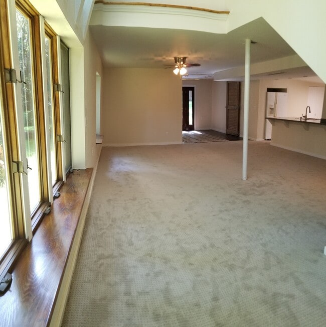 Building Photo - 4015 Oakwood Dr