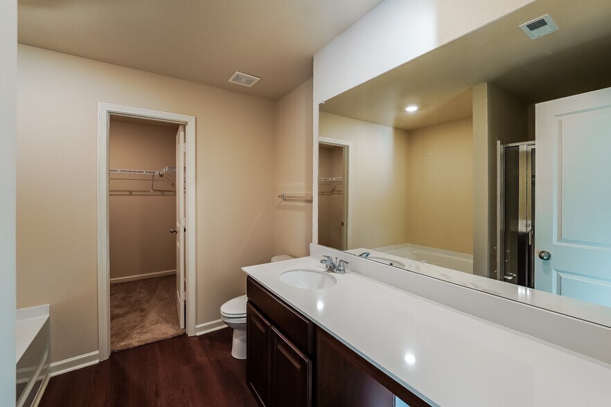 Building Photo - 335 Clover Cir