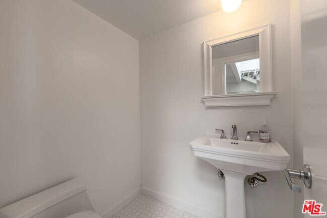 Building Photo - 1709 Cam De Villas