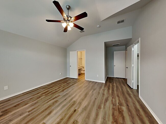 Building Photo - Charming 3-Bed, 2-Bath Home in Dallas with Garage Parking