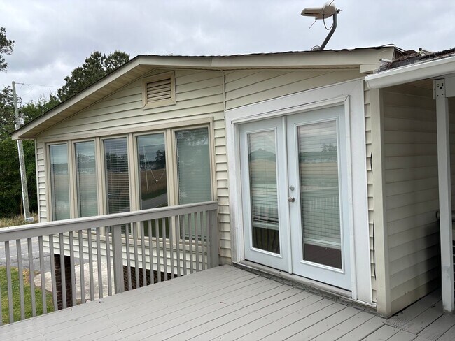 Building Photo - 3 Bedroom Canal Front