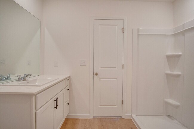 Building Photo - 4-Bedroom Eagles Ridge Rental with Open Floor Plan & Internet Included