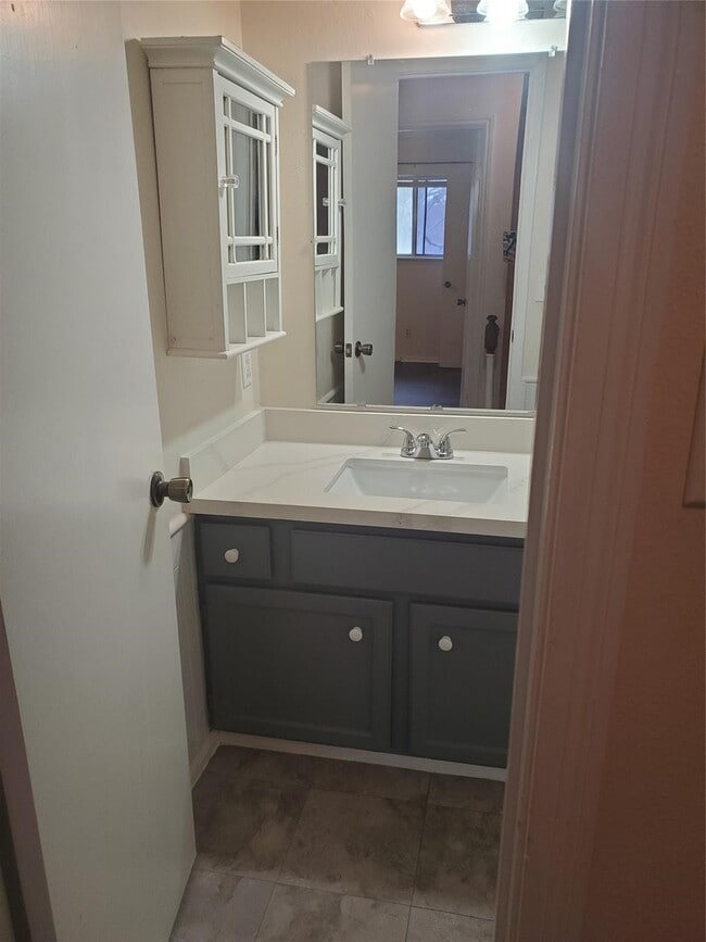 Building Photo - 204 Banyan Dr