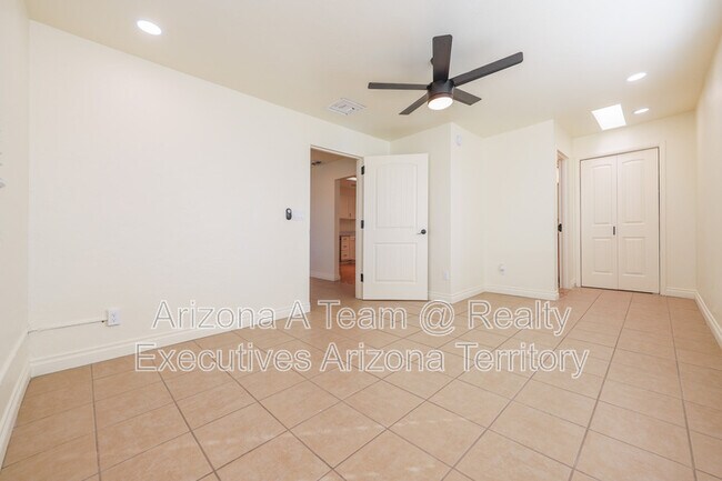 Building Photo - 1654 N Rosemont Blvd