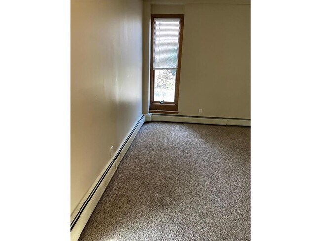 Building Photo - 633 Robert St