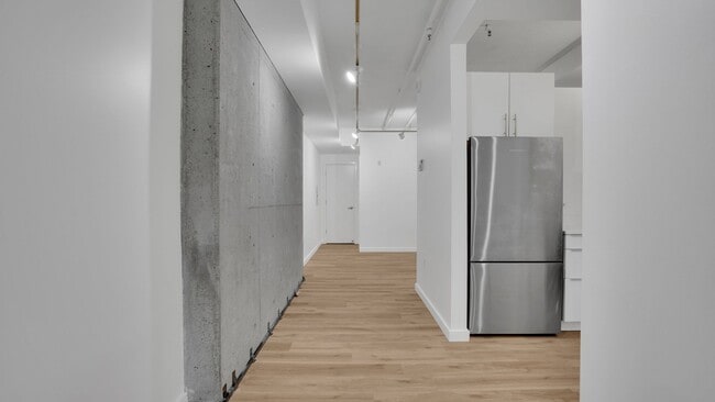 Building Photo - EPIC REA - Modern-Style 1 BR/1 BA Condo in...