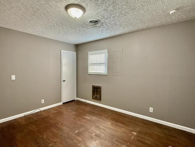 Building Photo - 103 York Dr