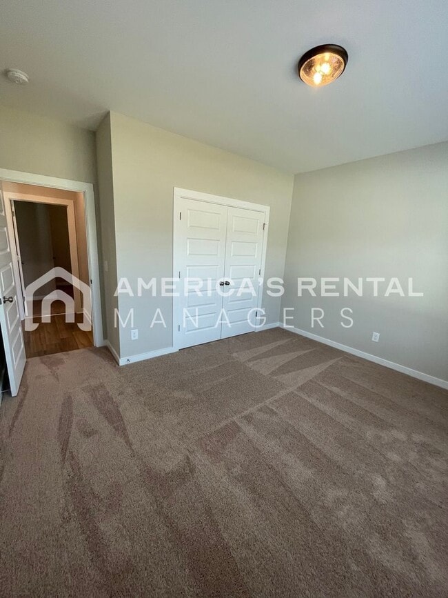 Building Photo - 459 Troubadour Ln