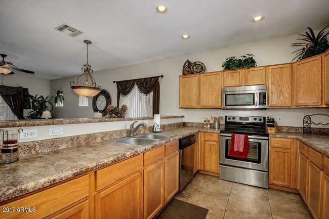 Building Photo - 934 E Madeline Dr