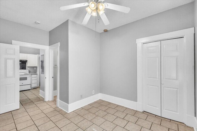 Building Photo - 3 bedroom 2 bath Downtown Savannah apartment