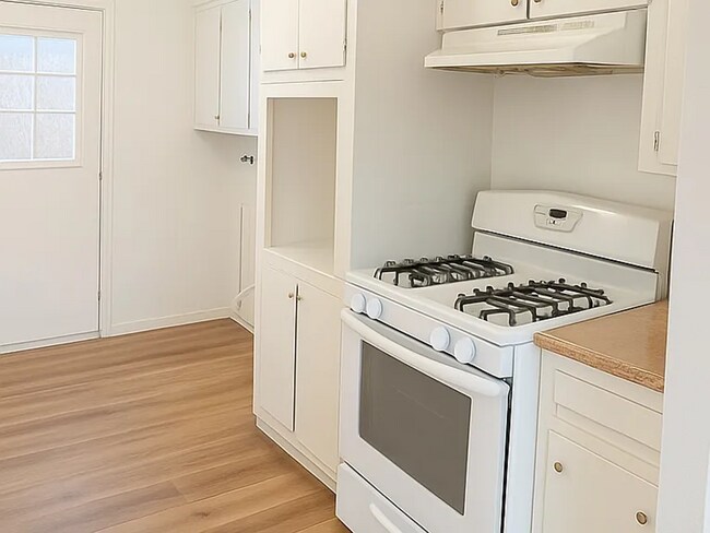 Building Photo - 2 Bedroom Bakersfield Beauty!