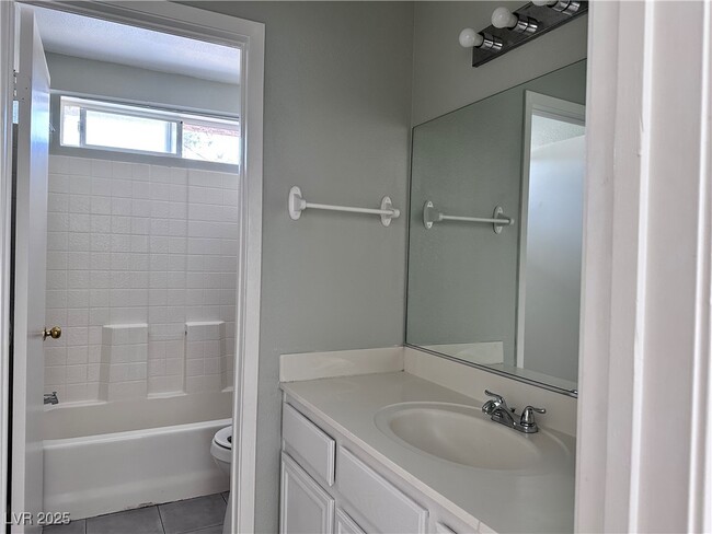 Building Photo - 925 Allure Dr