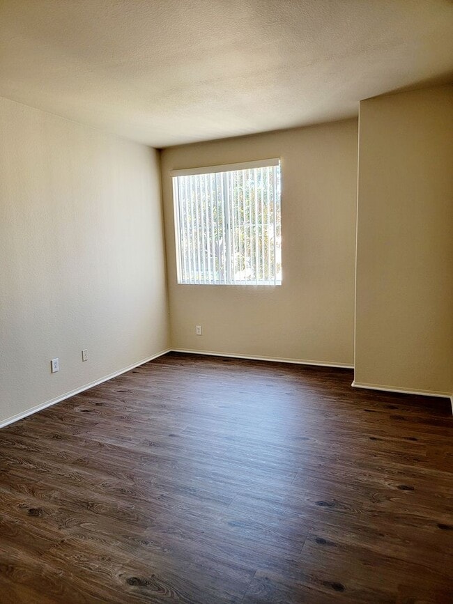 Building Photo - New Vinyl Flooring and Fresh Paint! 2 Bedr...