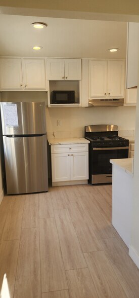 Building Photo - 950 N Kingsley Dr