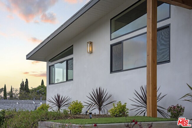 Building Photo - 4600 Don Quixote Dr