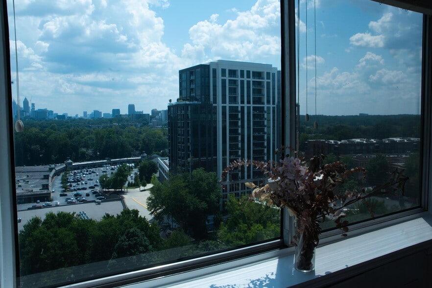 Building Photo - 2479 Peachtree Rd NE