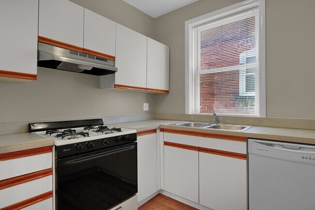 Building Photo - Showtime in Tower Grove South