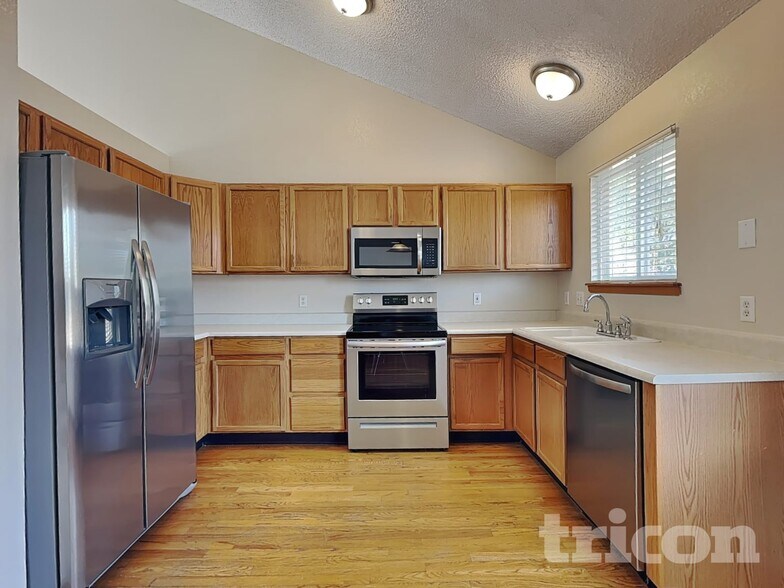 Building Photo - 5525 E 130th Dr