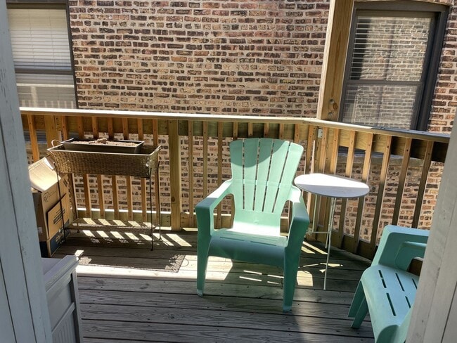 Building Photo - 879 W Cornelia Ave