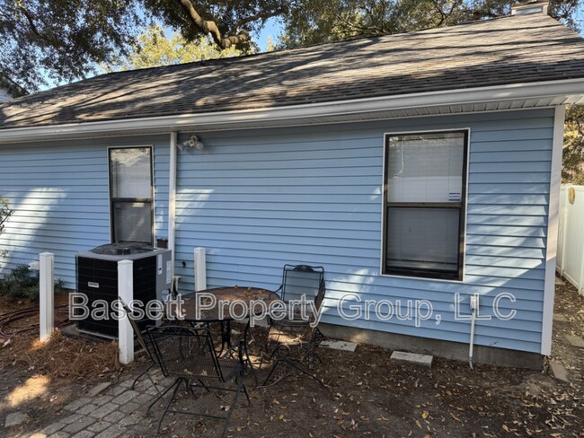 Building Photo - 1739 River Front Dr