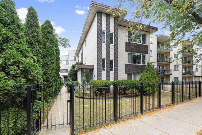 Primary Photo - 7070 N Ridge Blvd