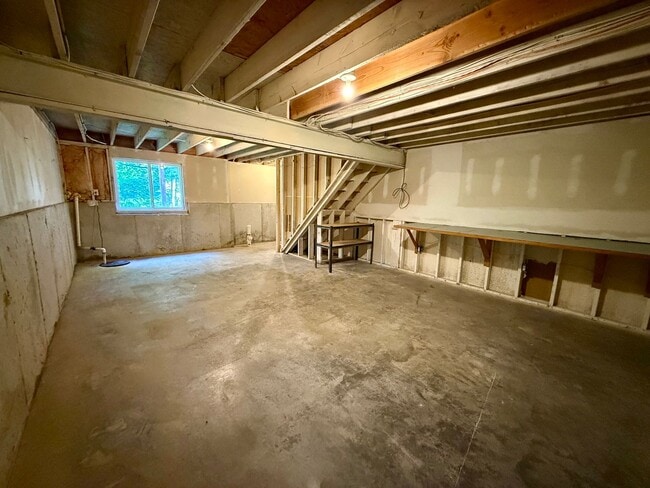 Building Photo - Highly Desired 3 Bd End Unit For Lease