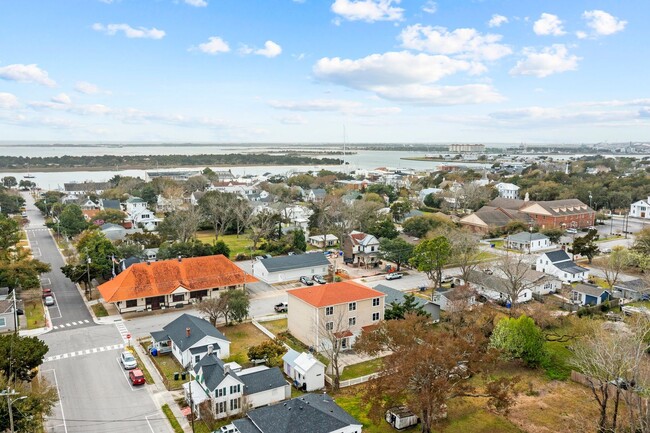 Building Photo - Newly Renovated Townhome