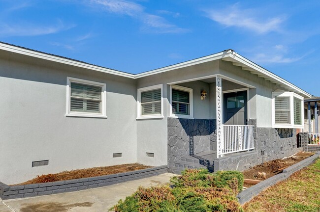 Building Photo - 1109 N Holmar Ave