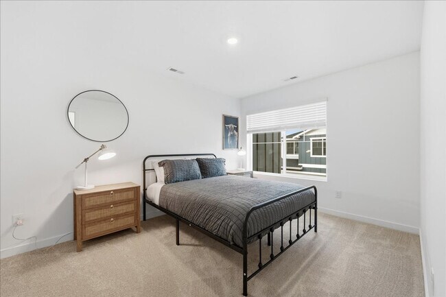 Building Photo - 4226 W Perspective St