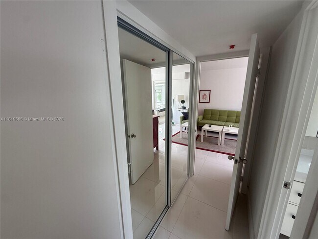 Building Photo - 1881 Washington Ave