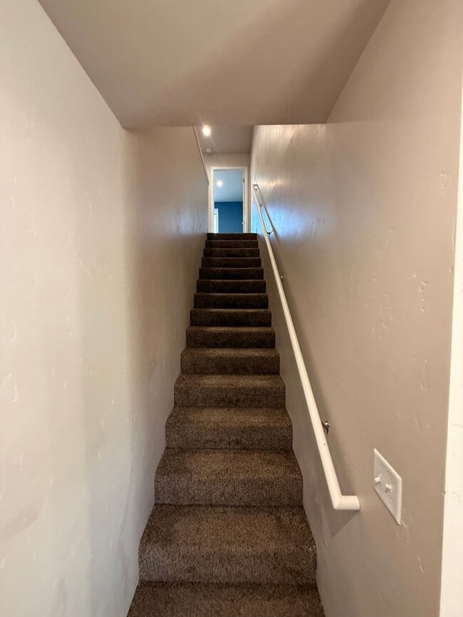 Building Photo - Spacious 3 Bedroom, 2 Bath Home with Garage & Fenced Yard!