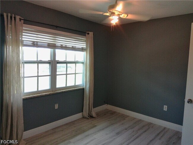 Building Photo - 893 Iris Dr