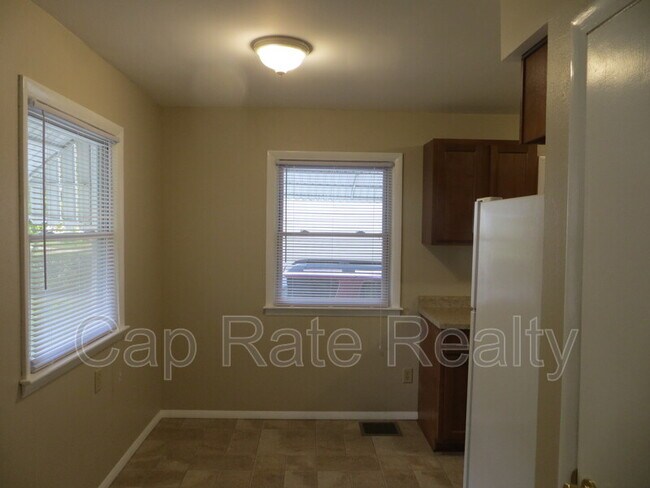 Building Photo - 469 S Waverly St