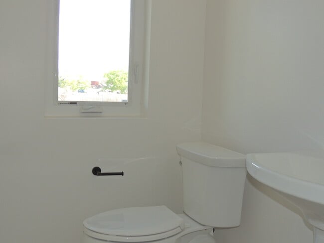 Building Photo - 600 Lawrence Ave