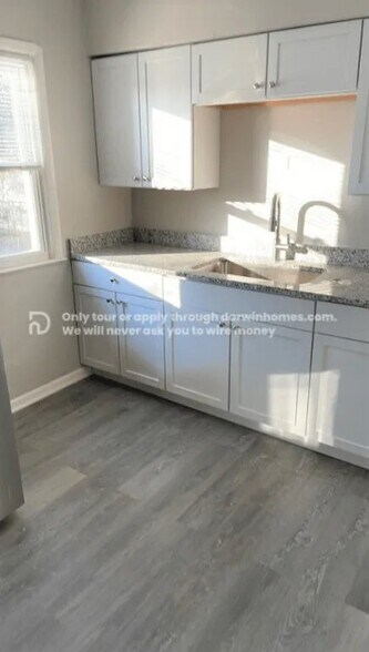 Building Photo - 5269 N 61st St
