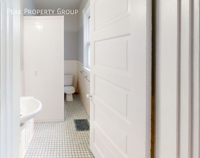 Building Photo - 2544 Vestry Ave