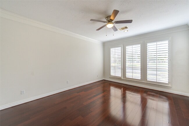 Building Photo - 2011 Spring Cedar Ln