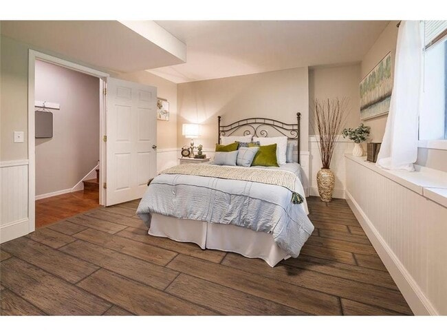 Building Photo - 334 W 5th St