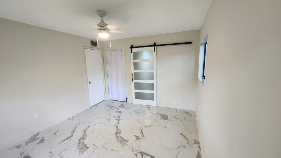 Building Photo - 805 NE 199th St