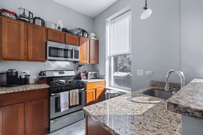 Building Photo - 1644 N Hermitage Ave