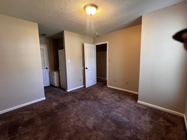 Building Photo - Charming 2 bedroom 2 bath home located in Jacksonville. This home is close to the area bases, sho...